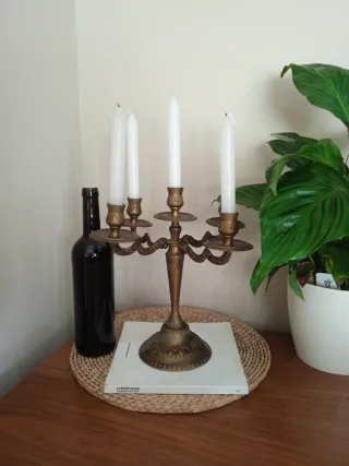 Antiguo candelabro o porta velas de bronce