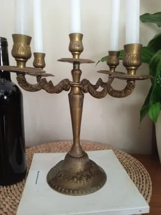 Antiguo candelabro o porta velas de bronce
