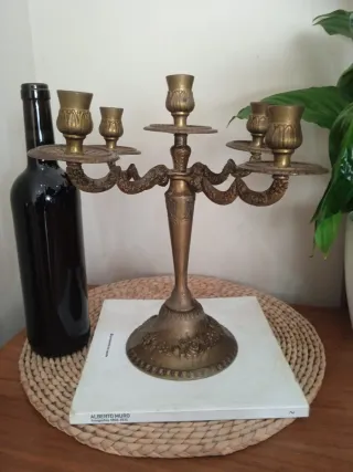Antiguo candelabro o porta velas de bronce