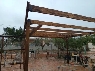 Pérgola de madera maciza. Ancho 5 m. Largo 8 m.