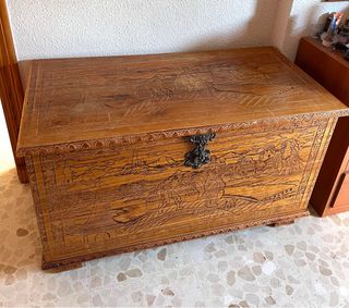 Baúl de madera tallado