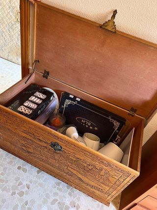 Baúl de madera tallado