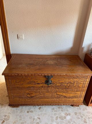 Baúl de madera tallado