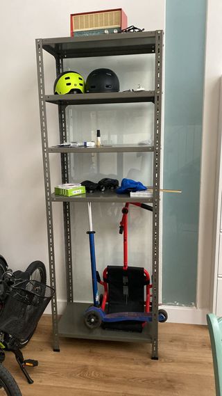 Estantería metálica gris