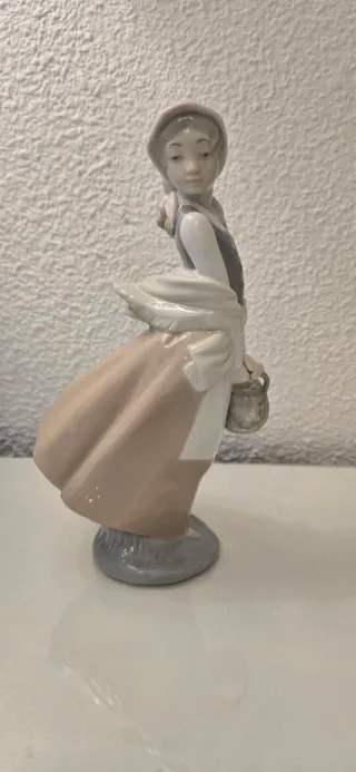 Figura porcelana NAO/Lladro Joven con cesto