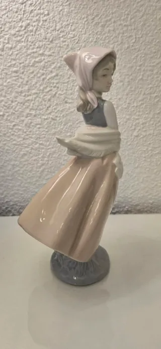 Figura porcelana NAO/Lladro Joven con cesto