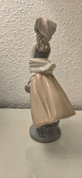 Figura porcelana NAO/Lladro Joven con cesto