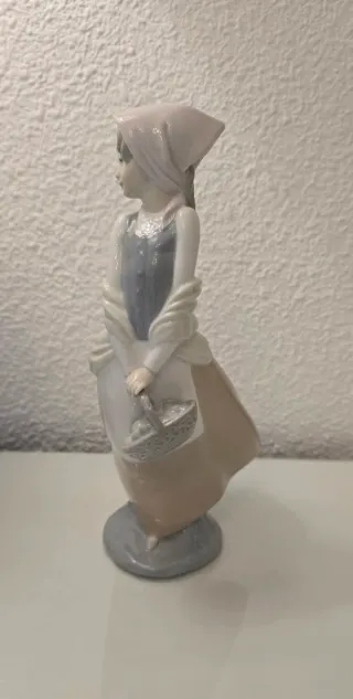 Figura porcelana NAO/Lladro Joven con cesto