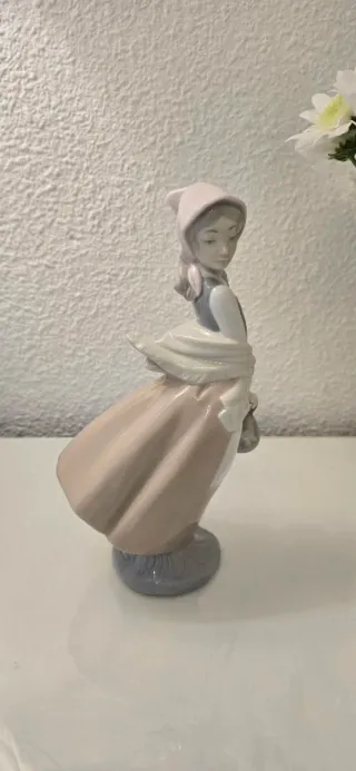 Figura porcelana NAO/Lladro Joven con cesto