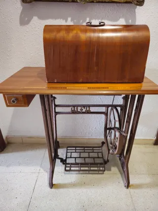 Máquina de coser antigua Alfa