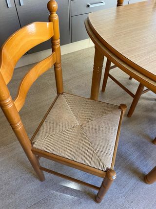 Mesa de comedor extensible y 4 sillas de madera