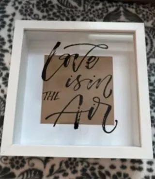 Marco blanco 25x25cm con letras en cristal