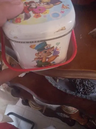 Lata antigua decorada con personajes