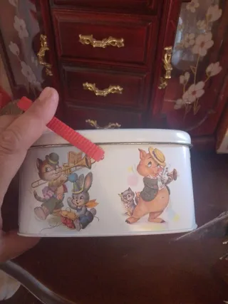 Lata antigua decorada con personajes