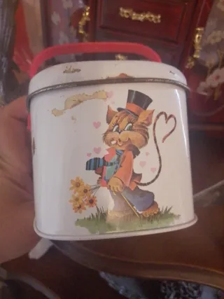 Lata antigua decorada con personajes