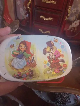 Lata antigua decorada con personajes