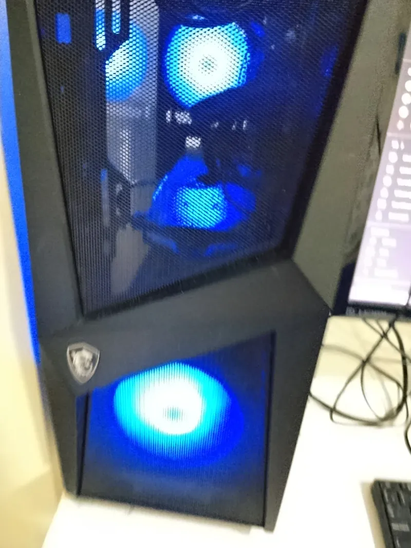 MSI Gaming PC Negra con Luces Azules afbeelding 3