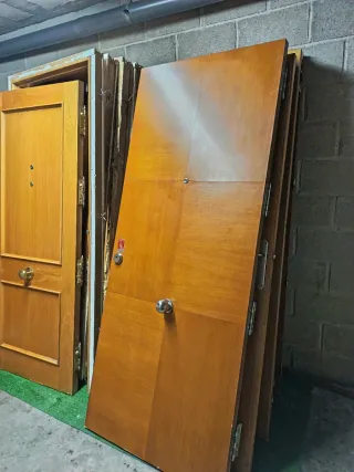 Puerta de entrada con marco 85x212