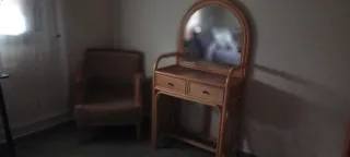 Set divano e toeletta in vimini con specchio