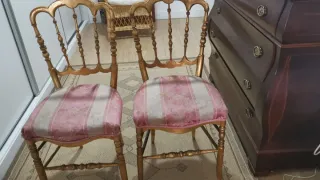 Vetrina e 2 sedie antiche