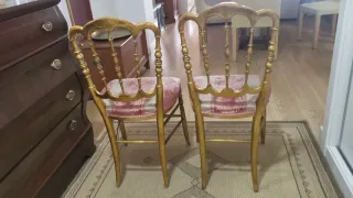 Vetrina e 2 sedie antiche