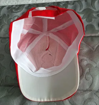 Gorra infantil roja con dibujo