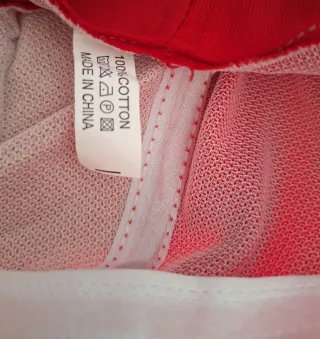 Gorra infantil roja con dibujo