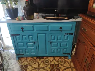 Cómoda rosa vintage y mueble turquesa