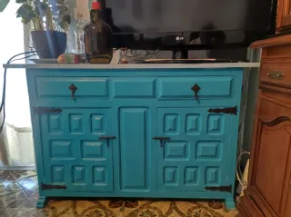 Cómoda rosa vintage y mueble turquesa