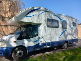 Autocaravana Blanca y Azul