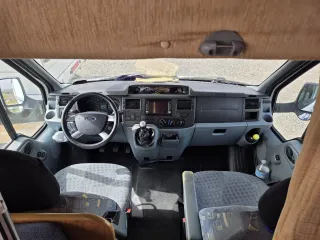 Autocaravana Blanca y Azul