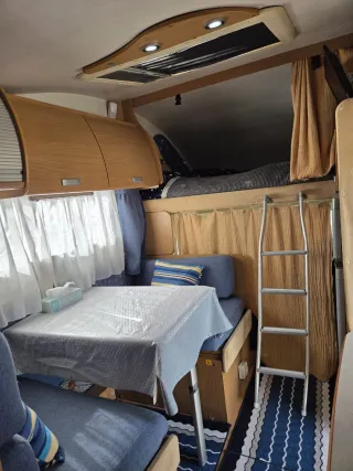 Autocaravana Blanca y Azul