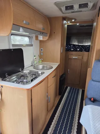 Autocaravana Blanca y Azul