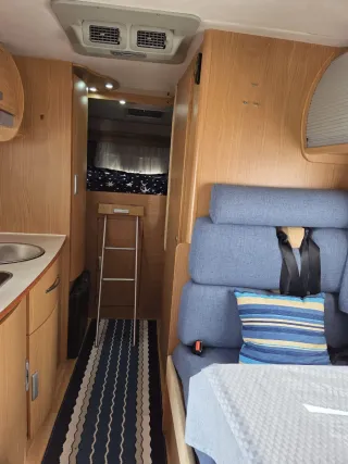 Autocaravana Blanca y Azul