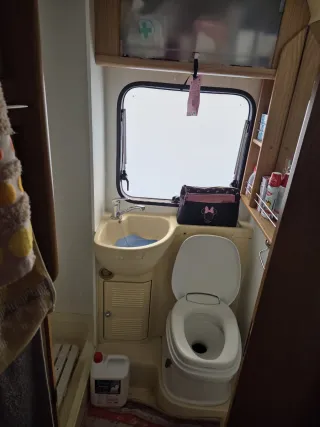 Autocaravana Blanca y Azul