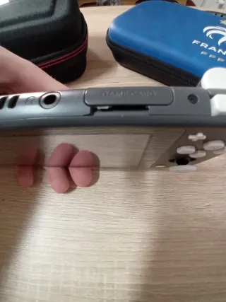 Switch Lite + Cargador + 2 Fundas + FIFA + memoria