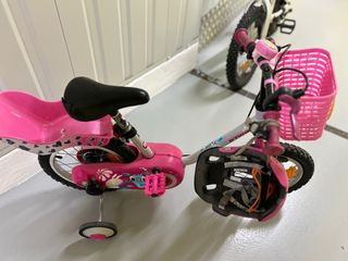 Bicicleta infantil rosa con cesta