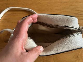 Bolso de hombro dorado y plateado