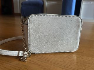 Bolso de hombro dorado y plateado