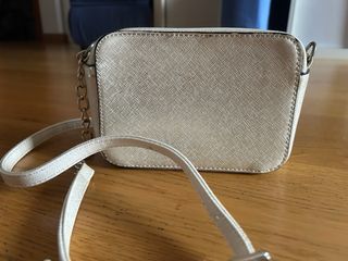 Bolso de hombro dorado y plateado