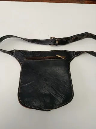 Riñonera de piel negra