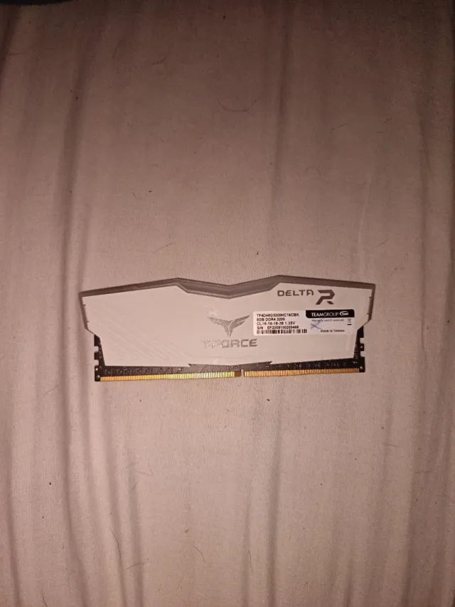 TEAMGROUP T-FORCE DELTA RGB DDR4 8GB no funciona