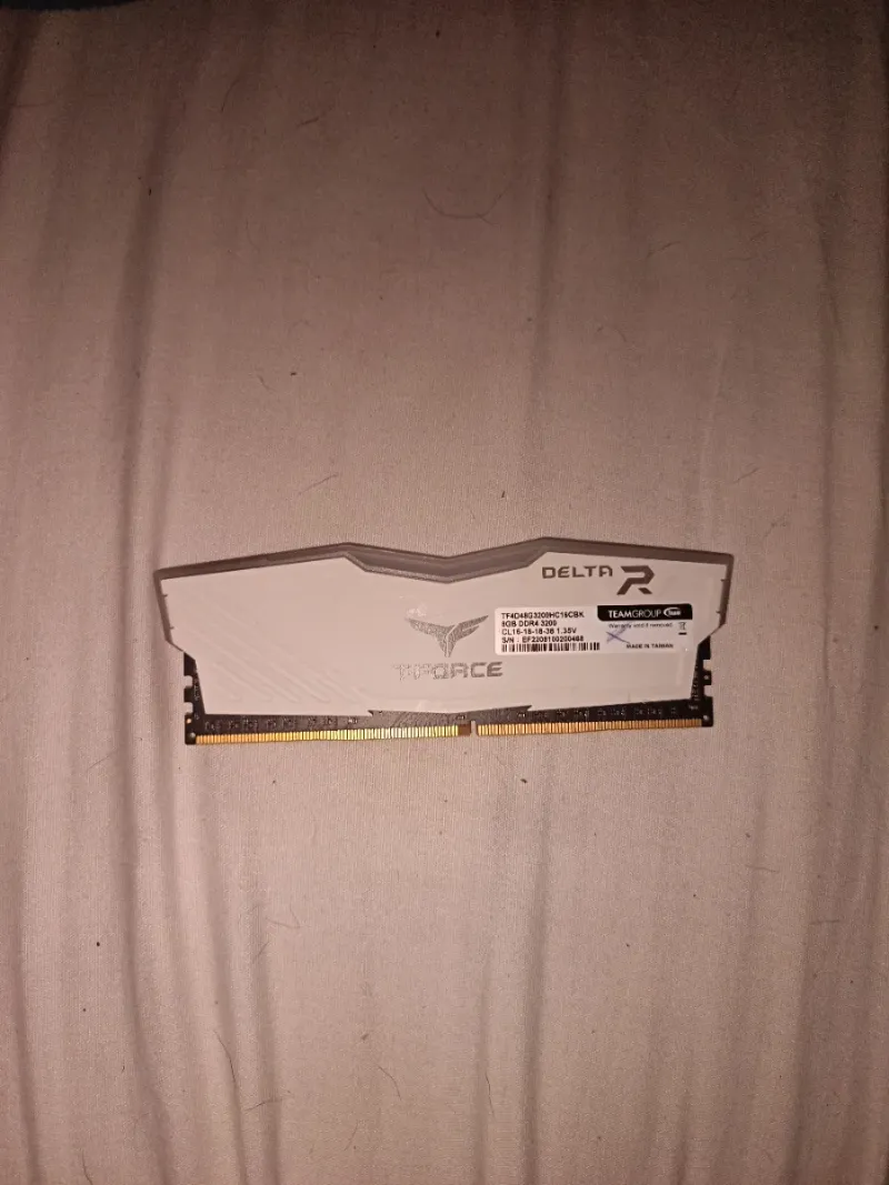 TEAMGROUP T-FORCE DELTA RGB DDR4 8GB no funciona