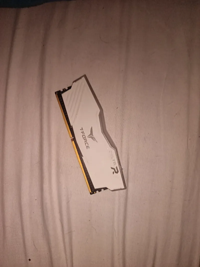 TEAMGROUP T-FORCE DELTA RGB DDR4 8GB no funciona afbeelding 2