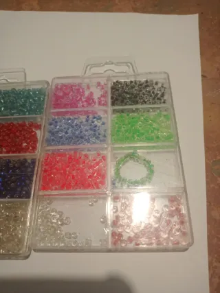 Caixa de Missangas Coloridas Variadas