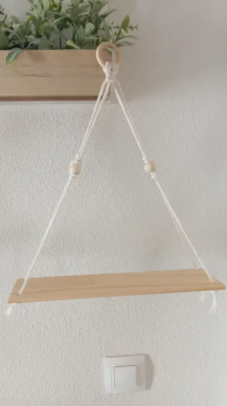 Estanterías de madera y cuerda