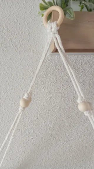 Estanterías de madera y cuerda