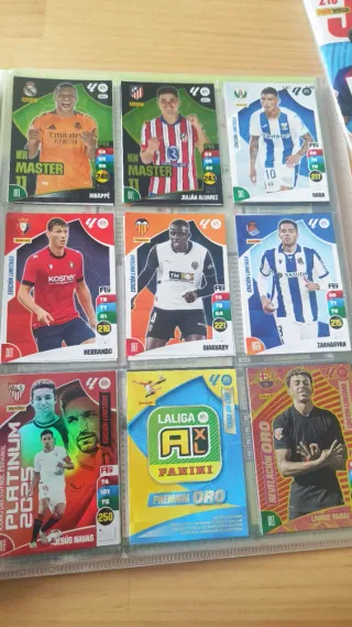 Álbum Adrenalyn 24-25 683 cromos y jugón 218.