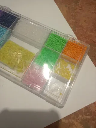 Caixa com Missangas Coloridas