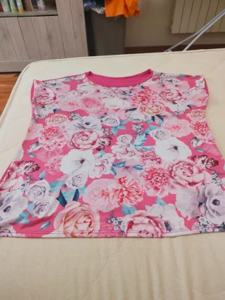 T-shirt rosa con stampa floreale